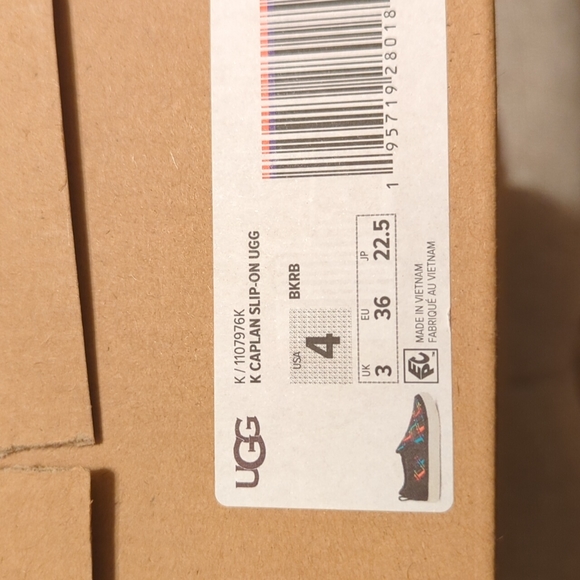 K Caplan Slip on Uggs - Picture 4 of 4